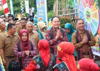 Tim evaluasi desa binaan Provinsi Sumatera Utara (Sumut) disambut dengan tarian totor saat evaluasi des Tapsel. (IST)