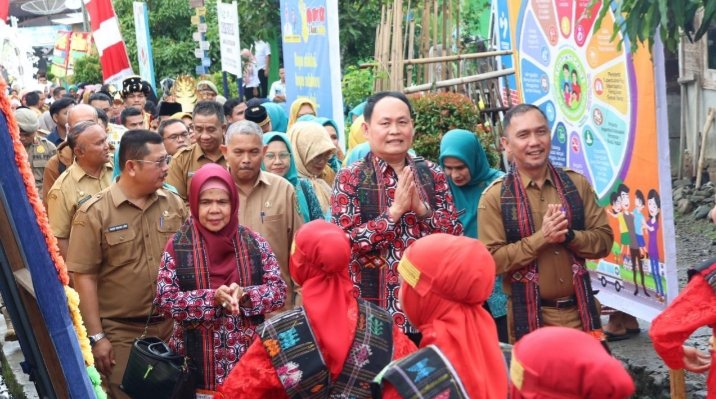 Tim evaluasi desa binaan Provinsi Sumatera Utara (Sumut) disambut dengan tarian totor saat evaluasi des Tapsel. (IST)