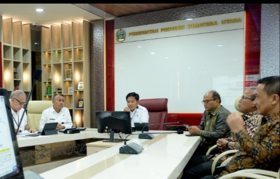 Pj Gubernur Sumatera Utara (Sumut) Hassanudin mengikuti rapat koordinasi optimalisasi pelaksanaan kinerja Penjabat Gubernur, Penjabat Bupati dan Penjabat Walikota terkait isu-isu strategis pelaksanaan Pemilihan Kepala Daerah (Pilkada) dan tata kelola penyelenggaraan pemerintahan daerah secara daring melalui Zoom meeting di ruang Sumut Smart Province Lantai 6 Kantor Gubernur Sumut Jalan Diponegoro Nomor 30 Medan, Rabu (27/3). (Diskominfo Provsu)