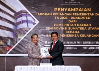 Pj Gubernur Sumut Hassanudin menyampaikan Laporan Keuangan Pemerintah Daerah Provinsi Sumut Tahun Anggaran 2023 kepada Badan Pemeriksa Keuangan (BPK) Perwakilan Sumut di Auditorium BPK Perwakilan Sumut, Jalan Imam Bonjol, Medan, Kamis (28/3/2024). (Diskominfo Sumut)