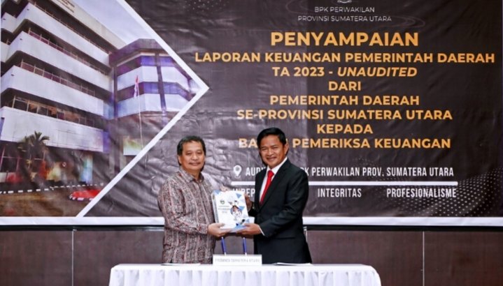Pj Gubernur Sumut Hassanudin menyampaikan Laporan Keuangan Pemerintah Daerah Provinsi Sumut Tahun Anggaran 2023 kepada Badan Pemeriksa Keuangan (BPK) Perwakilan Sumut di Auditorium BPK Perwakilan Sumut, Jalan Imam Bonjol, Medan, Kamis (28/3/2024). (Diskominfo Sumut)
