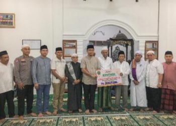 Sekda Kota Padangsidimpuan Roni Gunawan menyerahkan bantuan pembangunan Masjid Al-Karim sebesar Rp. 20.000.000 pada Ketua BKM Masjid Al-Karim. (IST)