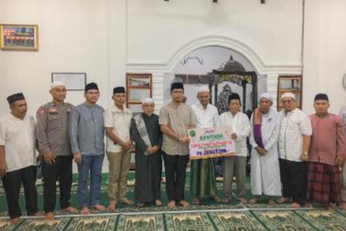 Sekda Kota Padangsidimpuan Roni Gunawan menyerahkan bantuan pembangunan Masjid Al-Karim sebesar Rp. 20.000.000 pada Ketua BKM Masjid Al-Karim. (IST)