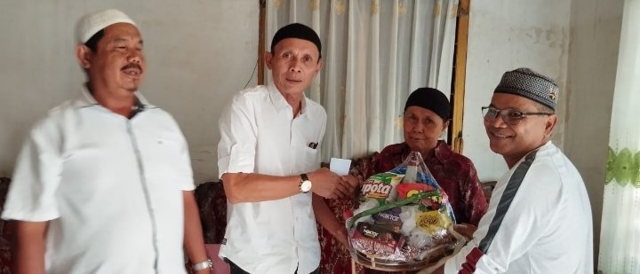 Ketua PWI Tabagsel, Kodir Pohan didampingi Sekretaris Ikhwan Nasution dan Bendahara Laidin Pohan memberikan bantuan Parcel dan kebutuhan pokok serta uang tunai kepada istri Almarhum Sunardi Batubara. (IST)