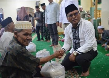 Pj.Wali Kota Padangsidimpuan Letnan Dalimunthe menyerahkan bantuan sembako pada masyarakat saat Safari Ramadhan di Masjid Jihad Kelurahan Losung. (IST)