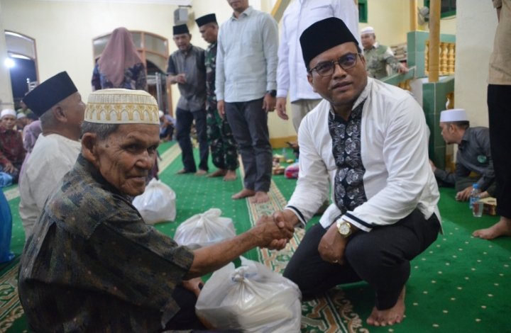 Pj.Wali Kota Padangsidimpuan Letnan Dalimunthe menyerahkan bantuan sembako pada masyarakat saat Safari Ramadhan di Masjid Jihad Kelurahan Losung. (IST)