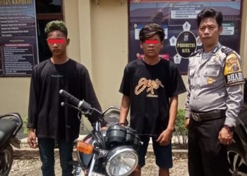 Pelaku memegang koper memakai baju hitam saat diamankan petugas Avsec Bandara Kualanamu.