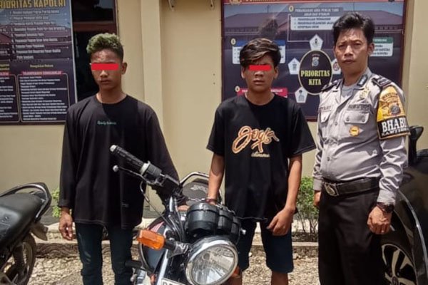 Pelaku memegang koper memakai baju hitam saat diamankan petugas Avsec Bandara Kualanamu.