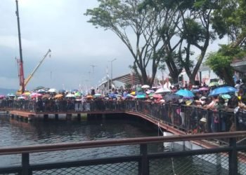Ribuan pengunjung memadati arena F1H20 Danau Toba.