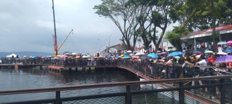 Ribuan pengunjung memadati arena F1H20 Danau Toba.