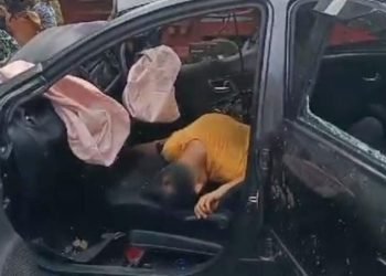 Jasad korban saat masih berada di dalam mobil.