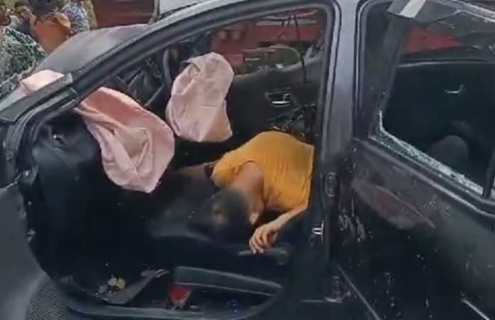 Jasad korban saat masih berada di dalam mobil.