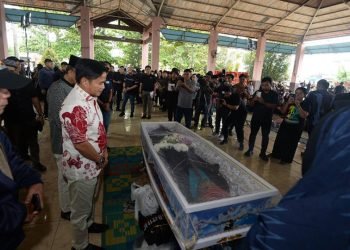Pj. Gubernur Sumatera Utara (Sumut) Hasanudin melayat mendiang Irwan Ginting yang merupakan Wartawan unit Kantor Gubernur Sumut di rumah persemayaman Jamburta Ras Jalan Besar Delitua Biru-Biru, Kab. Deliserdang, Sabtu (30/3). (Diskominfo Provsu)