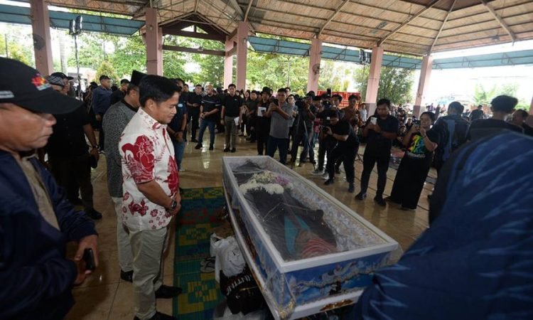 Pj. Gubernur Sumatera Utara (Sumut) Hasanudin melayat mendiang Irwan Ginting yang merupakan Wartawan unit Kantor Gubernur Sumut di rumah persemayaman Jamburta Ras Jalan Besar Delitua Biru-Biru, Kab. Deliserdang, Sabtu (30/3). (Diskominfo Provsu)