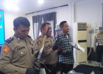 Kepolisian menunjukan barang bukti senjata api dan senjata tajam milik tersangka. 