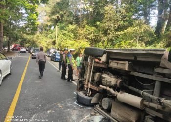 Penampakan bus yang terguling di Jalan Lintas Pematang Siantar-Parapat, Simalungun.