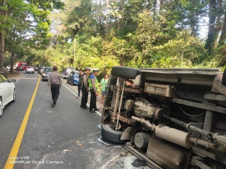 Penampakan bus yang terguling di Jalan Lintas Pematang Siantar-Parapat, Simalungun.