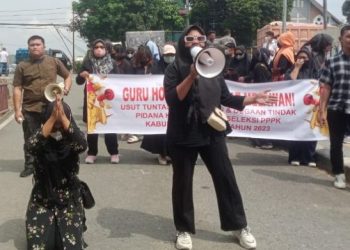 Sejumlah Guru Honorer asal Kabupaten Langkat yang merasa dicurangi dan unjuk rasa di Polda Sumut beberapa waktu lalu.