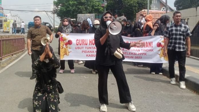 Sejumlah Guru Honorer asal Kabupaten Langkat yang merasa dicurangi dan unjuk rasa di Polda Sumut beberapa waktu lalu.