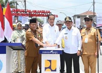 Presiden Jokowi menekan sirine menandai peresmian proyek Inpres Jalan Daerah di Sumut. 