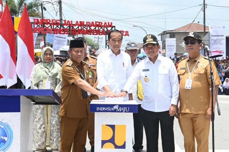Presiden Jokowi menekan sirine menandai peresmian proyek Inpres Jalan Daerah di Sumut. 