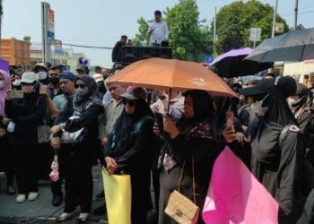 Para guru honorer Langkat saat aksi di Polda Sumut. 