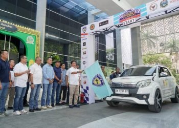 Pj Gubernur Sumut Hassanudin, bersama Ketua Dewan Pembina IMI Sumut Musa Rajekshah, Ketua IMI Sumut Harun Mustafa saat membuka Kejuaraan Wisata Rally Ramadan 2024 yang dilaksanakan di Halaman Gedung DPRD Sumut, Jalan Imam Bonjol, Medan, Minggu (24/3). (DISKOMINFO SUMUT)