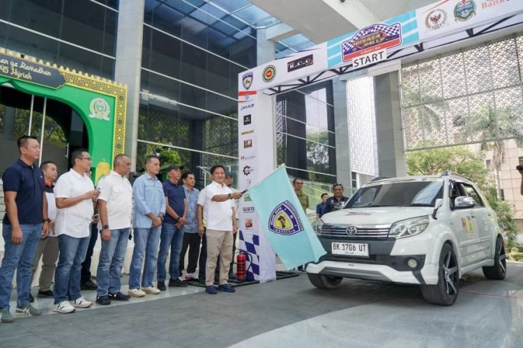 Pj Gubernur Sumut Hassanudin, bersama Ketua Dewan Pembina IMI Sumut Musa Rajekshah, Ketua IMI Sumut Harun Mustafa saat membuka Kejuaraan Wisata Rally Ramadan 2024 yang dilaksanakan di Halaman Gedung DPRD Sumut, Jalan Imam Bonjol, Medan, Minggu (24/3). (DISKOMINFO SUMUT)