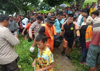 Evakuasi jasad pria yang ternggelam di Danau Toba.