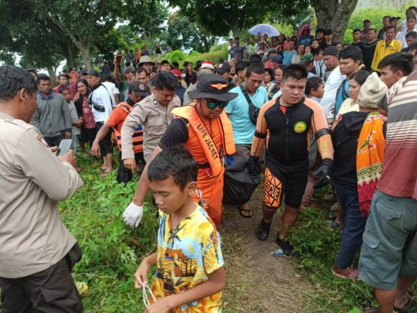 Evakuasi jasad pria yang ternggelam di Danau Toba.