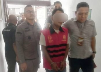 Satu dari tiga tersangka yang ditahan Kejari Asahan saat dibawa ke rumah tahanan. 