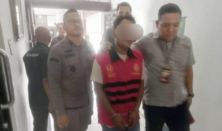 Satu dari tiga tersangka yang ditahan Kejari Asahan saat dibawa ke rumah tahanan. 