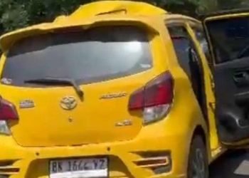mobil Agya ringsek usai diduga menabrak belakang truk di Tol Belmera (Belawan-Medan-Tanjung Morawa).