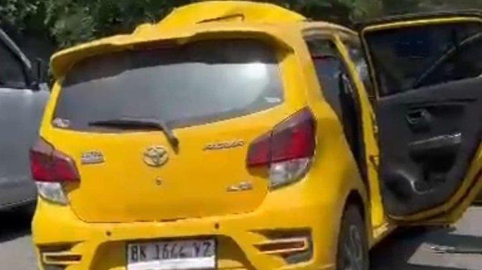 mobil Agya ringsek usai diduga menabrak belakang truk di Tol Belmera (Belawan-Medan-Tanjung Morawa).