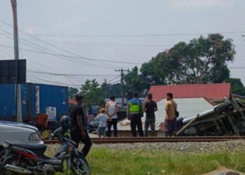 Warga memadati lokasi kecelakaan antara Kereta Api Sri Lelawangsa dengan 1 unit minibus.