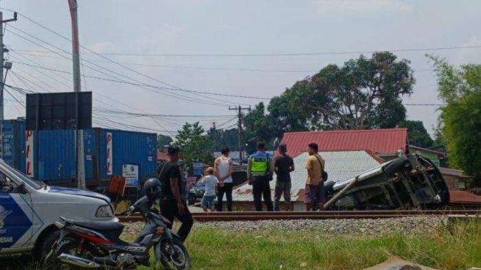 Warga memadati lokasi kecelakaan antara Kereta Api Sri Lelawangsa dengan 1 unit minibus.