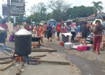 Aksi unjuk rasa masyarakat di depan Mapolsek Pancur Batu.