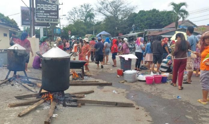 Aksi unjuk rasa masyarakat di depan Mapolsek Pancur Batu.
