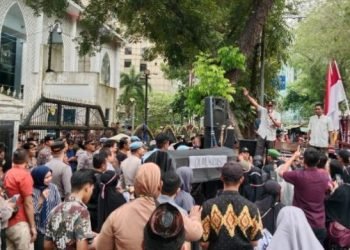 Massa aksi tuntut lengserkan Presiden. 