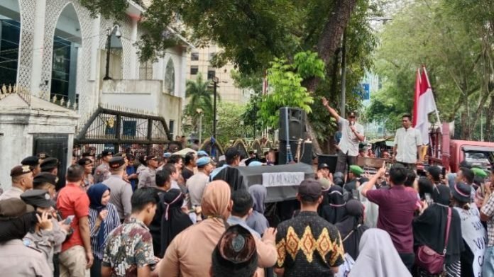 Massa aksi tuntut lengserkan Presiden.