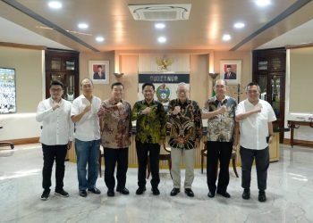 Penjabat (Pj) Gubernur Sumatera Utara (Sumut) Hassanudin menerima audiensi Perhimpunan Masyarakat Indonesia Tionghoa Sumatera Utara (MITSU) di ruang kerjanya, Kantor Gubernur, Jalan Pangeran Diponegoro Nomor 30 Medan, Jumat (22/3).
(Diskominfo Provsu)