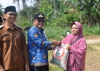 Pj.Wali Kota Padangsidimpuan Letnan Dalimunthe memberikan bantuan beras pada 247 kepala keluarga  di Desa Siloting, Rabu  (18/03).(IST)