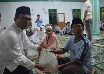 Sekda Kota Padangsidimpuan Letnan Dalimunthe memberikan bantuan pada masyarakat Desa Balkka sopunggur. (IST)