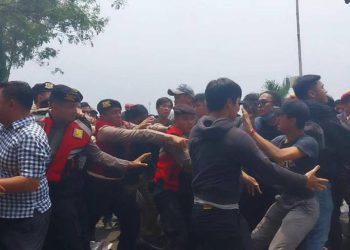 Massa Bela Ketua Adat Simalungun Bentrok dengan Polisi di Polda Sumut.