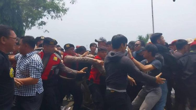 Massa Bela Ketua Adat Simalungun Bentrok dengan Polisi di Polda Sumut.