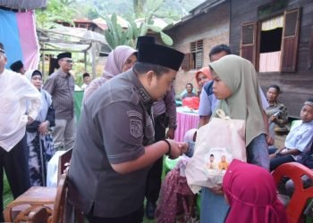Bupati Tapsel Dolly Pasaribu memberikan sembako pada lansia, anak yatim dan pelajar kurang mampu.