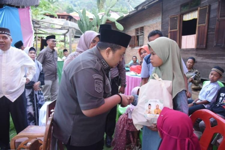 Bupati Tapsel Dolly Pasaribu memberikan sembako pada lansia, anak yatim dan pelajar kurang mampu.