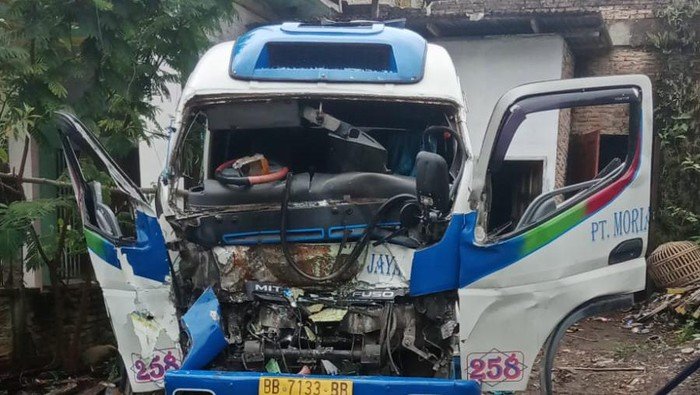 Penampakan Moria tabrak truk di Tapanuli Utara. 