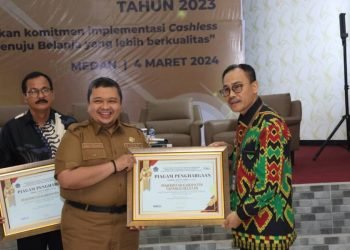 MenKeu RI melalui Kepala Kantor Wilayah Direktorat Jenderal Perbendaharaan Provinsi Sumut, Syaiful menyerahkan piagam pengahargaan Pemda terbaik ke III pengelolaan Dana Desa Tahun 2023 pada acara Treasury Ulos Award Tahun 2023 di Medan (4/3). (IST)