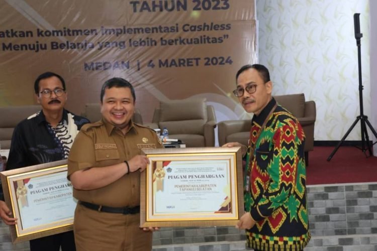 MenKeu RI melalui Kepala Kantor Wilayah Direktorat Jenderal Perbendaharaan Provinsi Sumut, Syaiful menyerahkan piagam pengahargaan Pemda terbaik ke III pengelolaan Dana Desa Tahun 2023 pada acara Treasury Ulos Award Tahun 2023 di Medan (4/3). (IST)